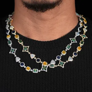 Detailansicht einer 17mm S925 Silberkette mit bunten Moissanit-Steinen im Hip-Hop-Stil.