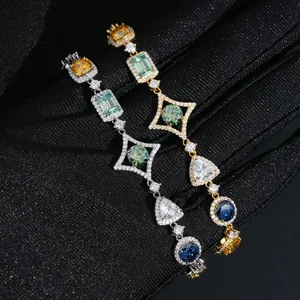 Detailansicht von S925 Silberarmbändern mit leuchtenden mehrfarbigen Moissanit-Steinen