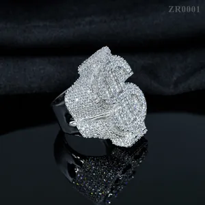 Detailopname van een met moissanite bezette dollarteken-ring van S925 zilver.