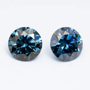 Gedetailleerd overzicht van twee rond geslepen diep koningsblauwe moissanite edelstenen