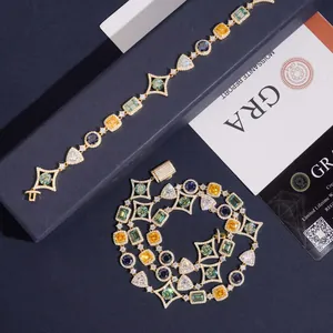 Nahaufnahme von bunten Moissanit-Halsketten- und Armband-Sets mit GRA-Bericht