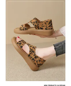 Detaillierte Seitenansicht trendiger Damen-Sandalen mit Leopardenmuster und weicher Sohle