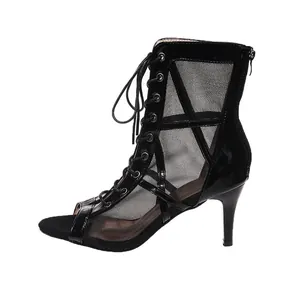 Vue latérale de talons de danse jazz noirs à lacets et maille avec talon aiguille fin