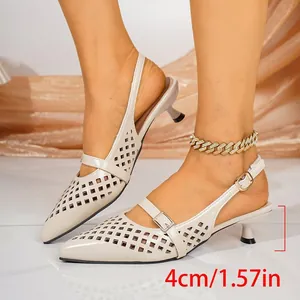 Detailansicht von beigen Slingback-Schuhen mit spitzer Kappe und 4 cm Absatzhöhe