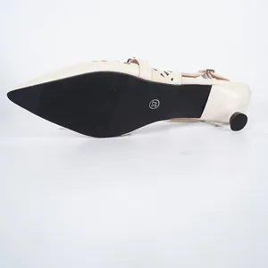 Sohlenansicht der beigen spitzen Slingback-Pumps mit schwarzer rutschfester Sohle