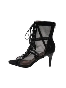 Profil latéral élégant de bottines de danse à lacets et talons aiguilles en résille