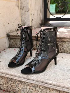 Bottines de danse élégantes en maille noire à lacets et bout ouvert sur des marches