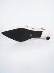 Bodenansicht cremefarbener Slingback-Sandalen mit Pfennigabsatz und Lochmuster-Design