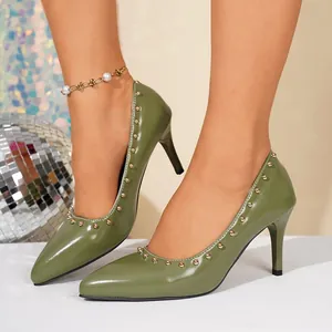 Schicke olivgrüne spitze High Heels mit goldenen Nieten und Pfennigabsatz Details
