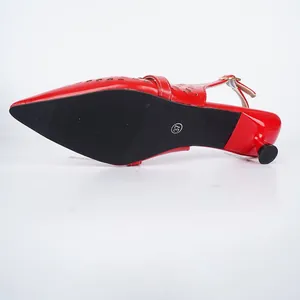 Rote Slingpumps mit spitzer Zehenpartie, Lochmuster und Sohle mit Größenkennzeichnung 37