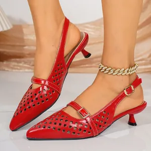 Detailansicht rote Slingback-Kitten-Heels mit spitzer Zehenpartie und Lochmuster-Design