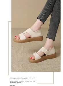 Detaillierte Seitenansicht bequemer beiger Plateausandalen für Damen auf einem Teppich