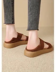 Nahaufnahme brauner Wildleder-Plateausandalen mit weicher Sohle und sommerlichem Stil