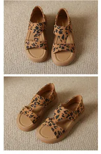 Detailansicht der weichen flachen Damen-Sandalen mit Leopardenmuster aus zwei Winkeln