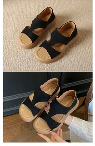 Detailansicht der weichen Sohlen und schwarzen Stoffriemen dieser römischen Sandalen