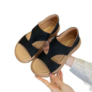Sandali piatti romani in pelle scamosciata nera da donna con morbida suola marrone antiscivolo