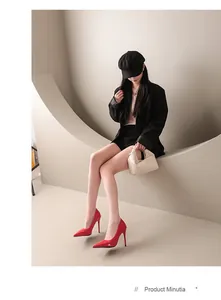 Escarpins rouges élégants en cuir verni à bout pointu portés par un mannequin de mode