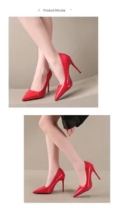 Détail latéral d'escarpins stiletto en cuir verni rouge vif avec talons de 12 cm et bouts pointus