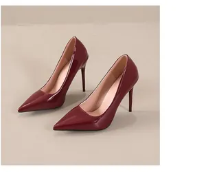 Vue détaillée d'escarpins élégants en cuir verni bordeaux à bout pointu et talons hauts.