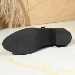 Detail van de antislip rubberen zool van zwarte enkellaarsjes met een stevige blokhak