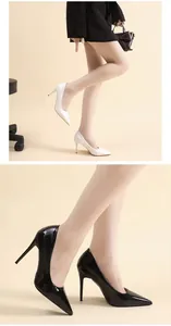 Vue détaillée de profil d'escarpins à talons aiguilles de 12 cm en noir et blanc verni