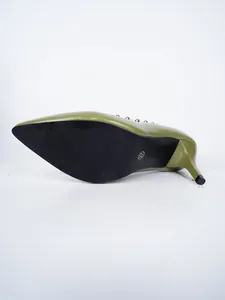 Detailansicht der olivgrünen Stöckelschuhe mit goldenen Nieten und schwarzer Sohle