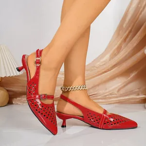 Detailansicht der roten spitzen flachen Slingback-Schuhe mit dekorativem Lochmuster