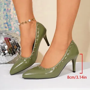 Detailansicht von olivgrünen nietenbesetzten Stilettos mit spitzer Kappe und 8cm Absatz