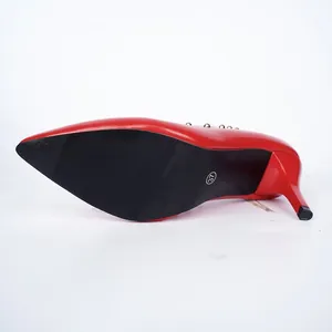 Detailansicht der schwarzen Sohle und des Stiletto-Absatzes der roten Pumps mit Nieten