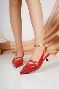 Rote spitze Slingback-Pumps mit Pfennigabsatz und atmungsaktivem Lochmuster am Modell