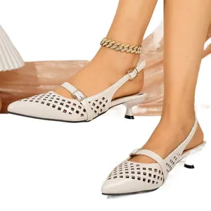 Elegante weiße Sandaletten mit spitzer Zehenpartie und Pfennigabsatz für Damen Mode