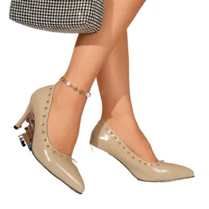 Elegante beigefarbene Stilettos mit Nietenbesatz und spitzer Kappe für Damen