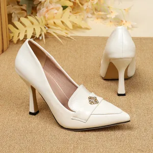 Elegantes tacones blancos de punta con adorno de camelia vintage