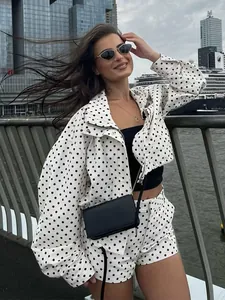 Foto de estilo urbano de un conjunto chic de chaqueta y pantalones cortos de lunares