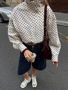 Estilo callejero de chaqueta corta blanca con lunares y cuello alto