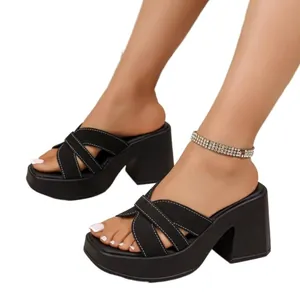 Elegante schwarze Plateau-Sandalen mit Kreuzriemen, Blockabsatz und weißen Ziernähten