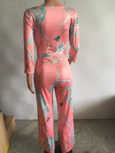 Combinaison élégante rose à manches longues avec imprimé baroque vue de dos sur mannequin