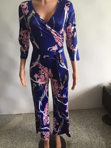 Vue détaillée d'une élégante combinaison bleue à col en V avec imprimé floral