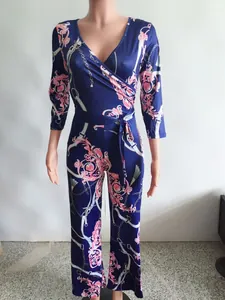 Combinaison élégante bleu marine à col en V avec motifs de fleurs et de chaînes roses