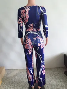 Vue arrière d'une élégante combinaison pantalon bleu marine à manches longues