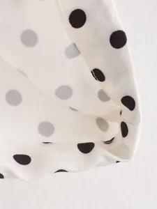 Primer plano de tela blanca de alta calidad con estampado de lunares negros para chaqueta