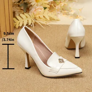 Vista detallada de elegantes tacones blancos retro franceses con adorno de camelia