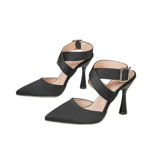 Elegante schwarze spitze Stiletto-Sandaletten mit Kreuzriemen und Schnallen-Detail.