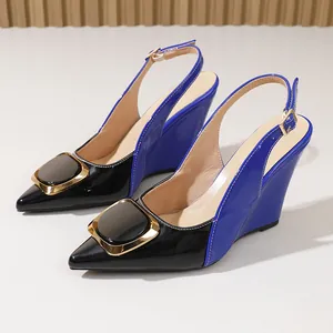 Élégantes chaussures compensées bicolores noir et bleu avec boucle dorée à l'avant