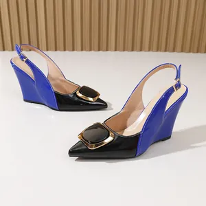 Élégantes sandales à talons compensés bleu et noir avec une boucle carrée dorée