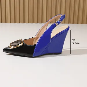Vue latérale d'élégants escarpins compensés bleu et noir en cuir verni avec talon de 9 cm