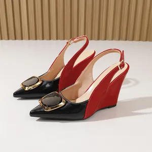 Chaussures compensées slingback élégantes bicolores rouge et noir à grande boucle