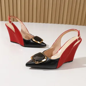 Détail des chaussures compensées slingback rouges et noires avec boucle dorée