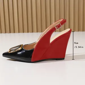 Vue latérale d'escarpins compensés rouge et noir avec détail de hauteur de talon de 9cm.