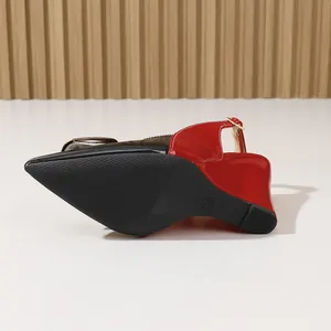 Détail de la semelle à talon compensé avec finition en cuir verni rouge et noir